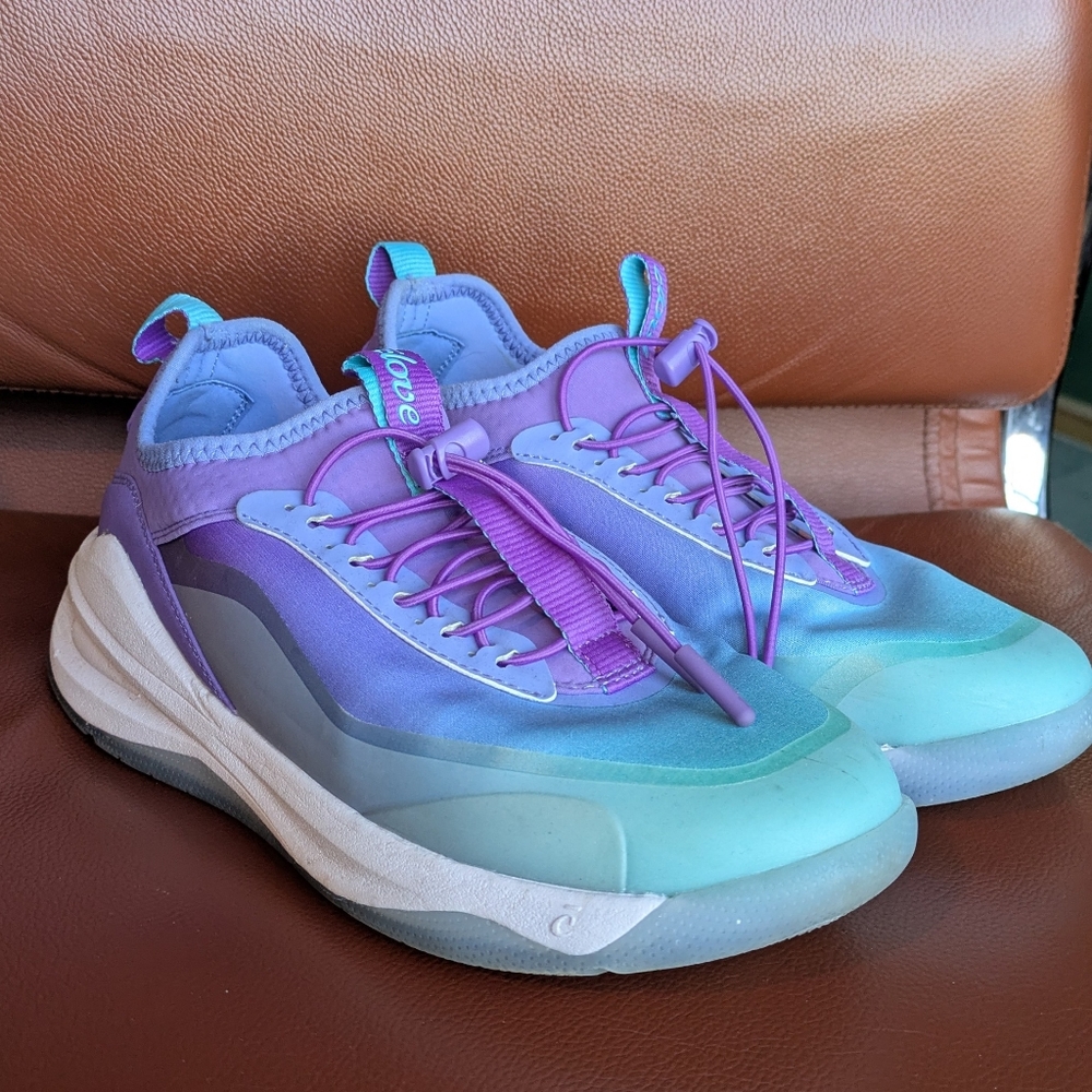 Clove Aeros Aurora nursing sneakers